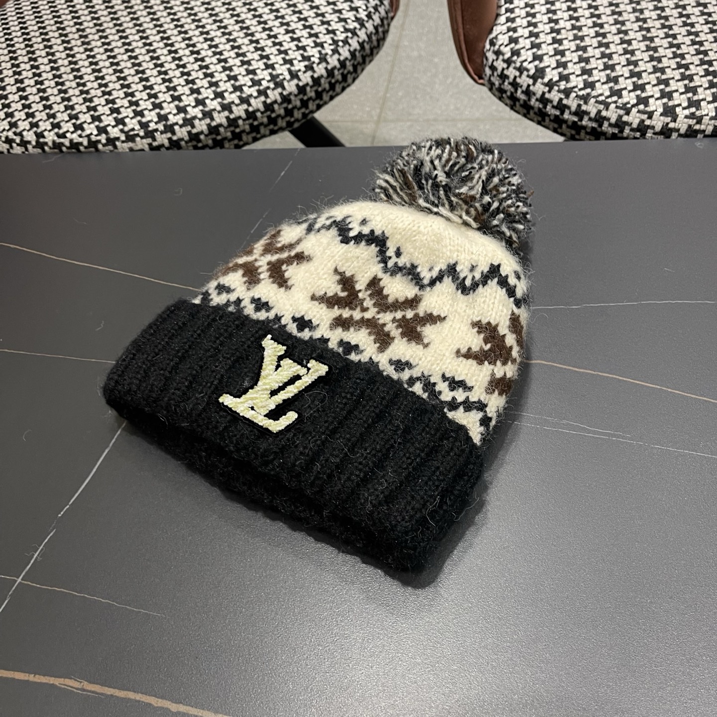 LV路易威登 秋冬保暖可爱毛球红色针织毛线帽子女情侣 款护耳针织撞色套头帽男