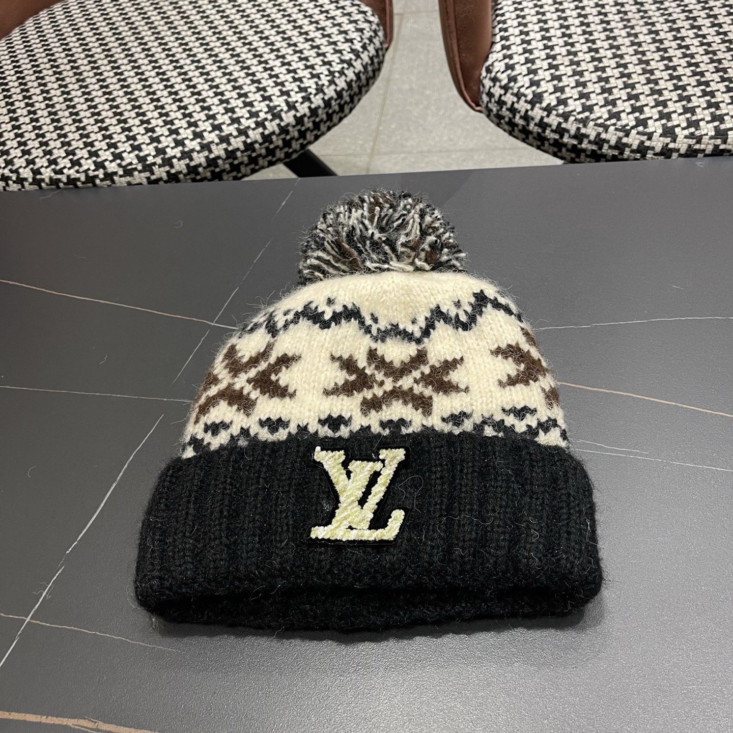 LV路易威登 秋冬保暖可爱毛球红色针织毛线帽子女情侣 款护耳针织撞色套头帽男