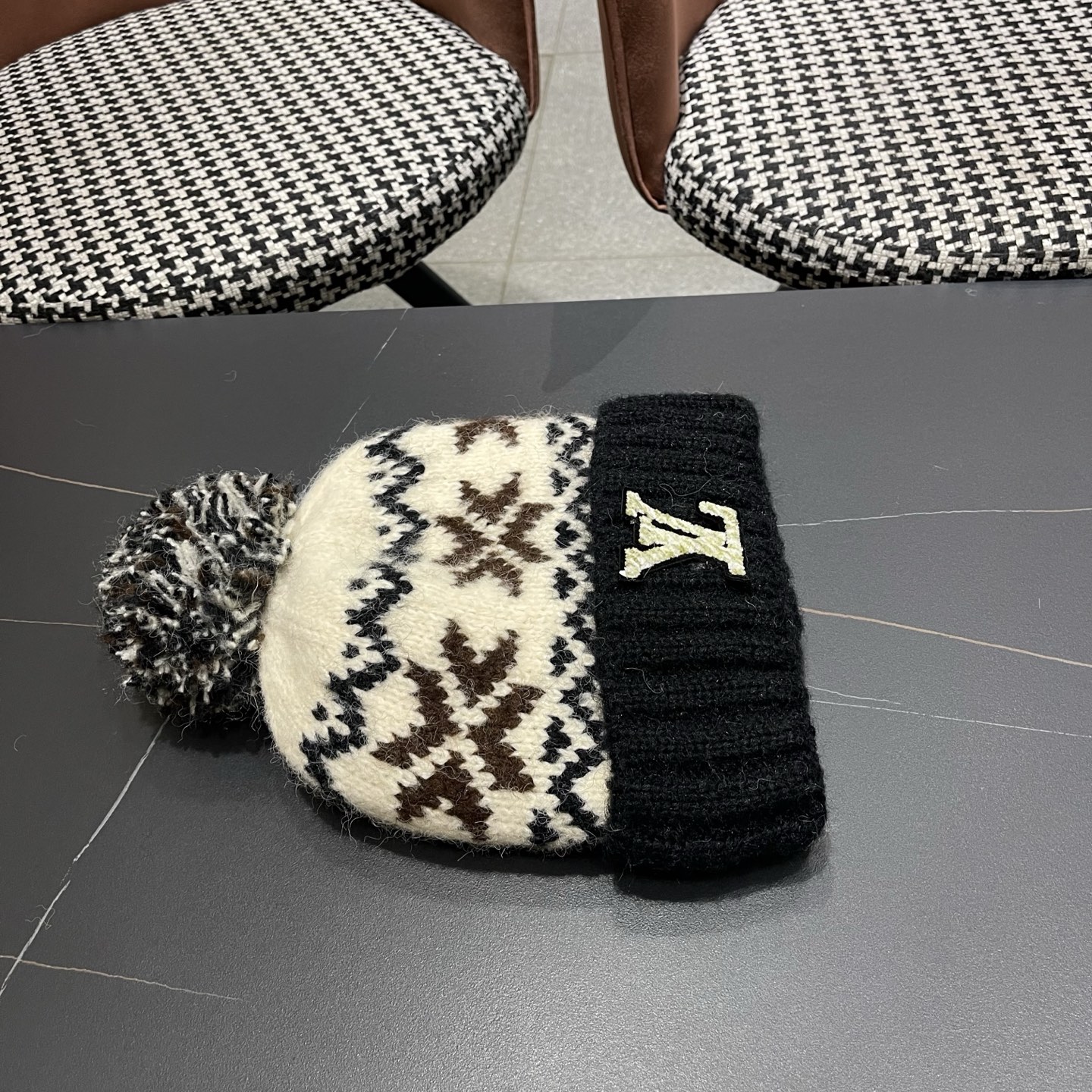 LV路易威登 秋冬保暖可爱毛球红色针织毛线帽子女情侣 款护耳针织撞色套头帽男