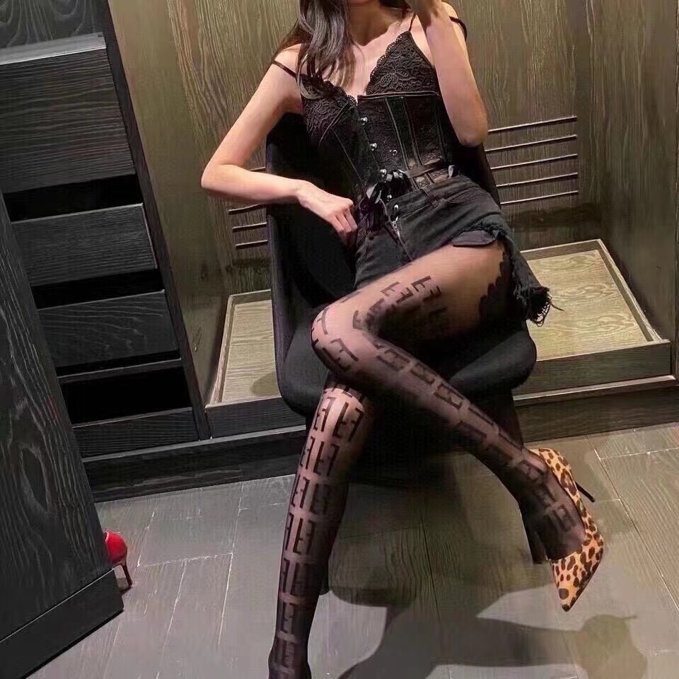 ，💛配包装（FENDI芬迪）2025新款经典中长款丝袜裤袜，一盒一双， 专柜同步筒袜裤，💛大牌出街，潮人