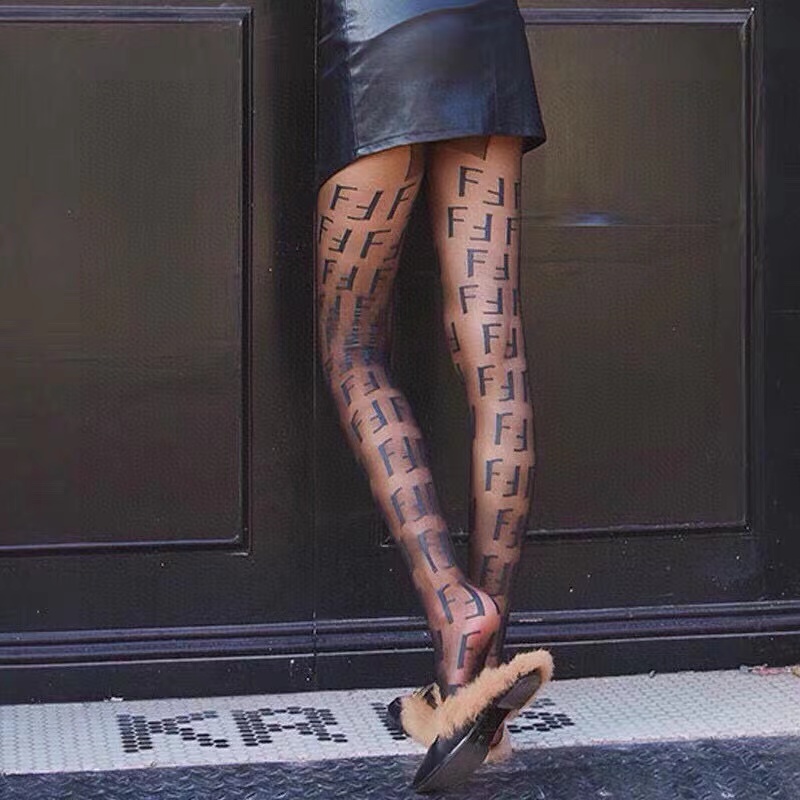，💛配包装（FENDI芬迪）2025新款经典中长款丝袜裤袜，一盒一双， 专柜同步筒袜裤，💛大牌出街，潮人