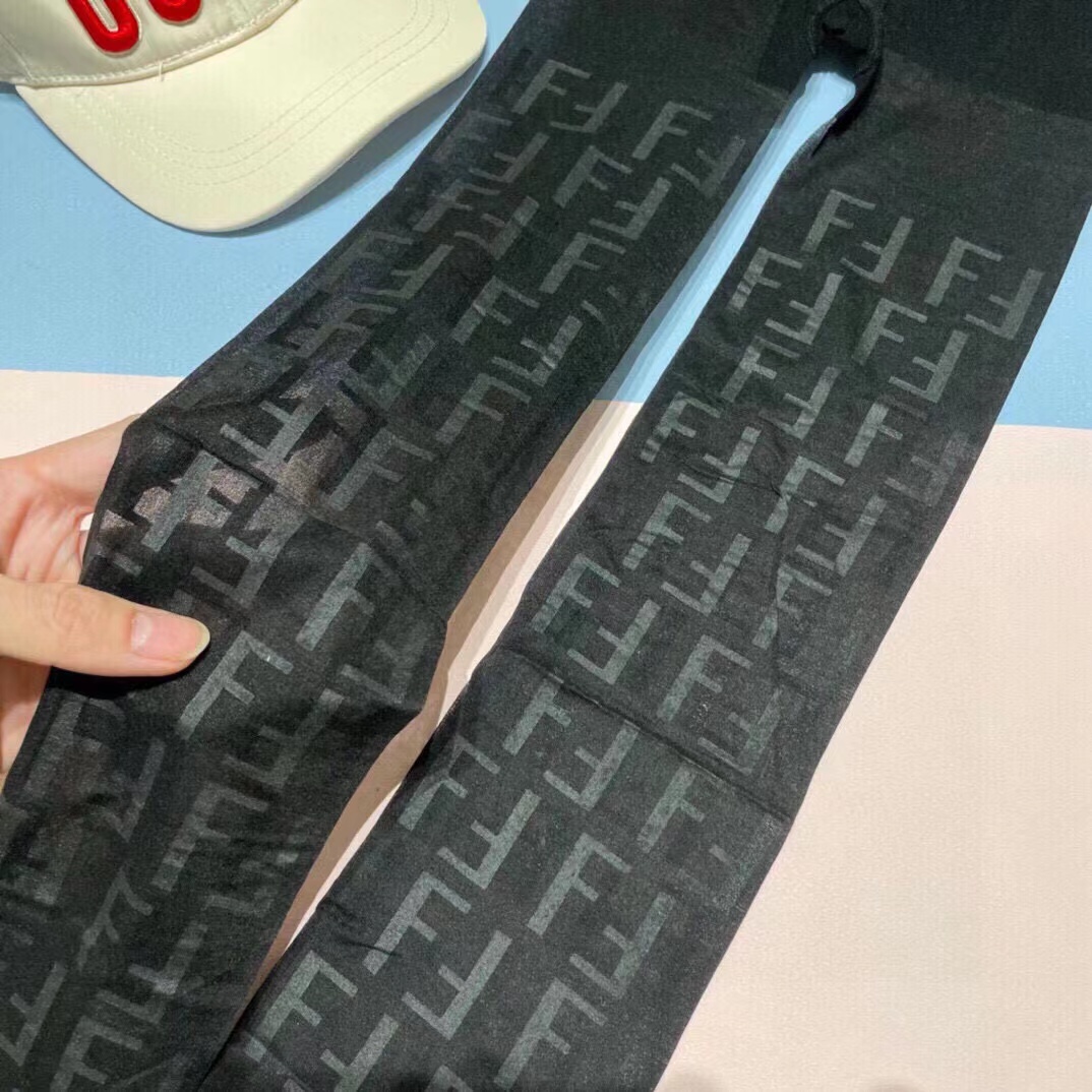 ，💛配包装（FENDI芬迪）2025新款经典中长款丝袜裤袜，一盒一双， 专柜同步筒袜裤，💛大牌出街，潮人