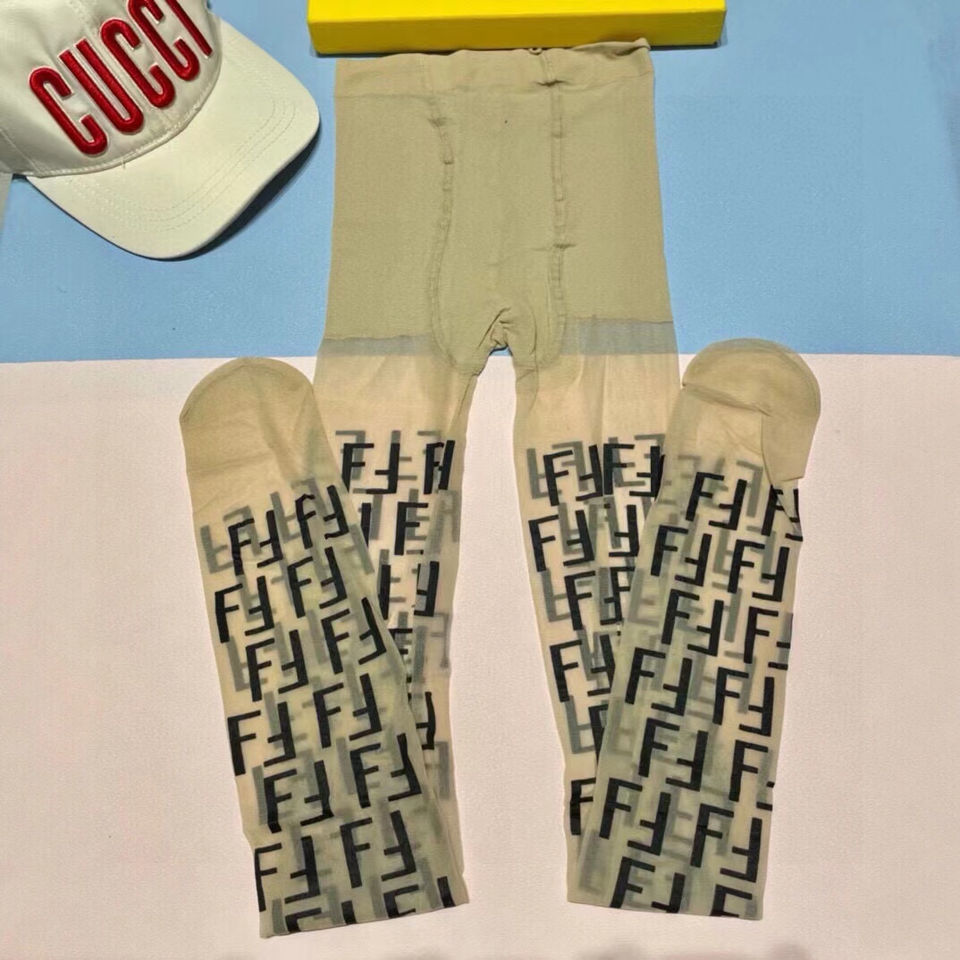 ，💛配包装（FENDI芬迪）2025新款经典中长款丝袜裤袜，一盒一双， 专柜同步筒袜裤，💛大牌出街，潮人