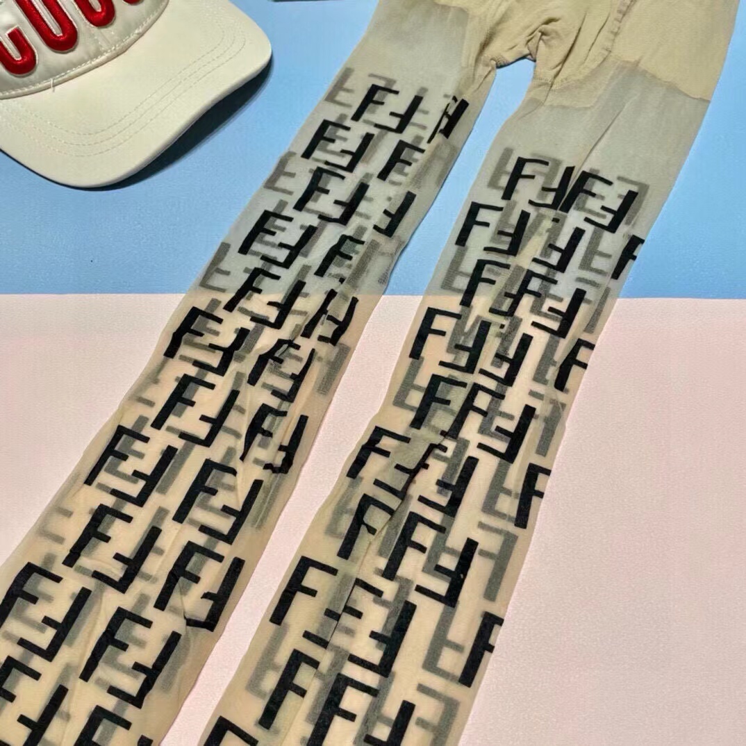 ，💛配包装（FENDI芬迪）2025新款经典中长款丝袜裤袜，一盒一双， 专柜同步筒袜裤，💛大牌出街，潮人