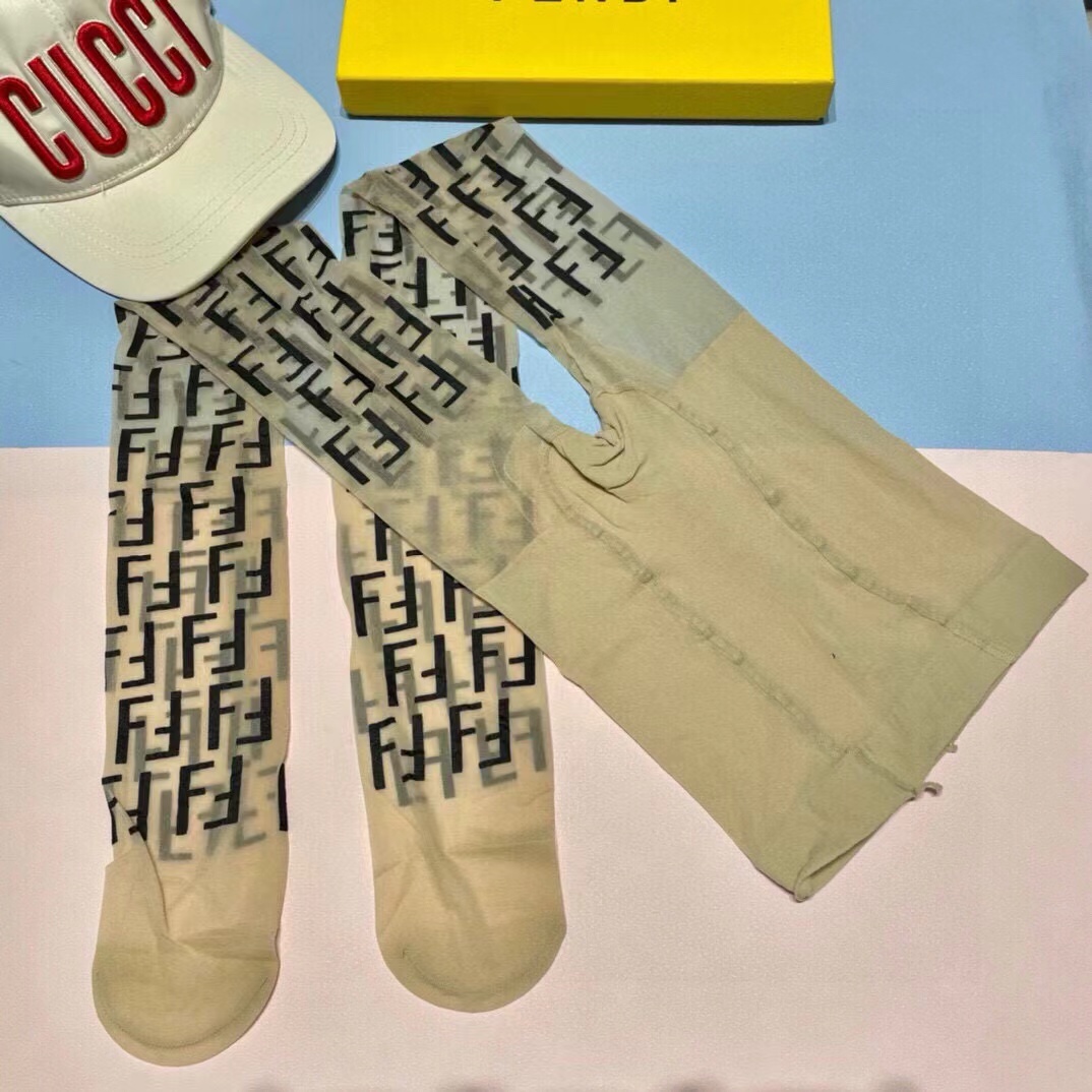 ，💛配包装（FENDI芬迪）2025新款经典中长款丝袜裤袜，一盒一双， 专柜同步筒袜裤，💛大牌出街，潮人