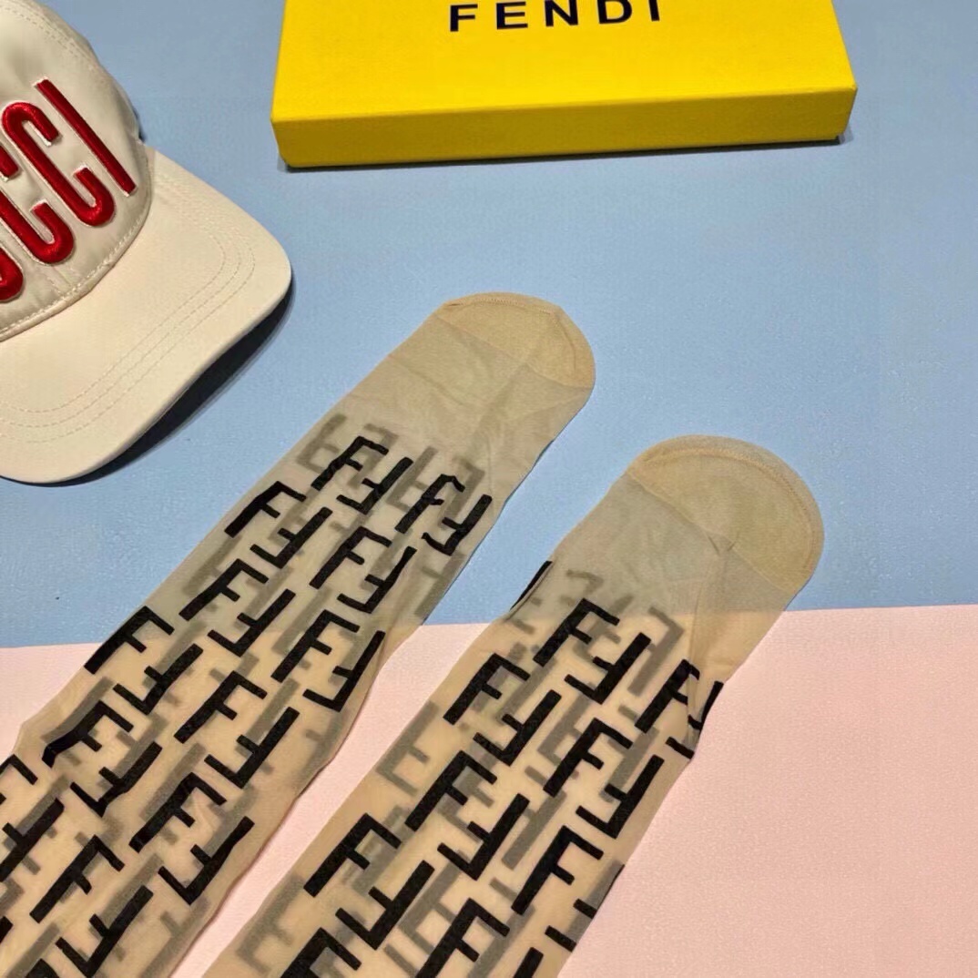 ，💛配包装（FENDI芬迪）2025新款经典中长款丝袜裤袜，一盒一双， 专柜同步筒袜裤，💛大牌出街，潮人