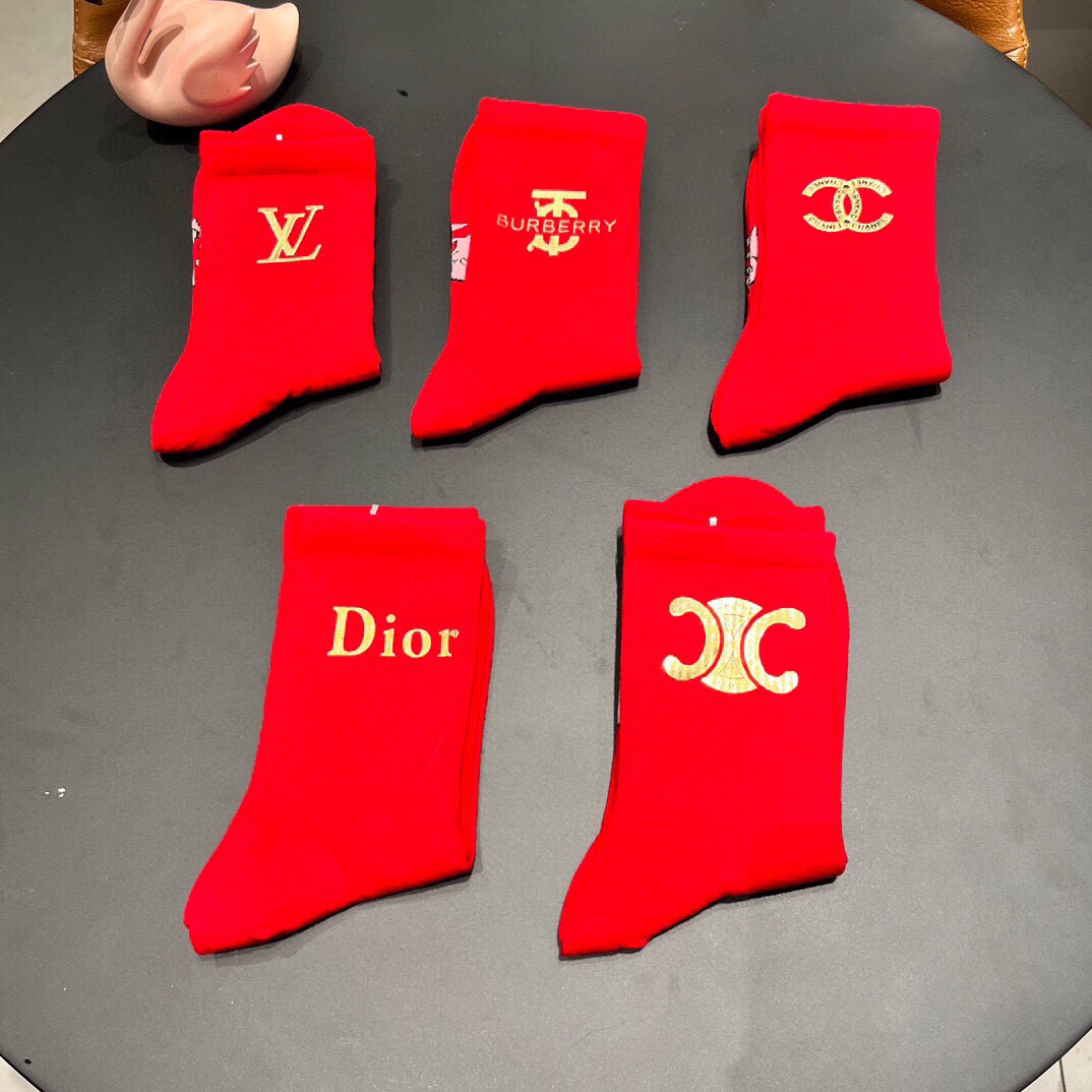 。 混款烫印2025新款经典红袜中长款堆堆袜袜子！一盒五双， 专柜同步筒款袜子，💛大牌出街，潮人必备🔥超