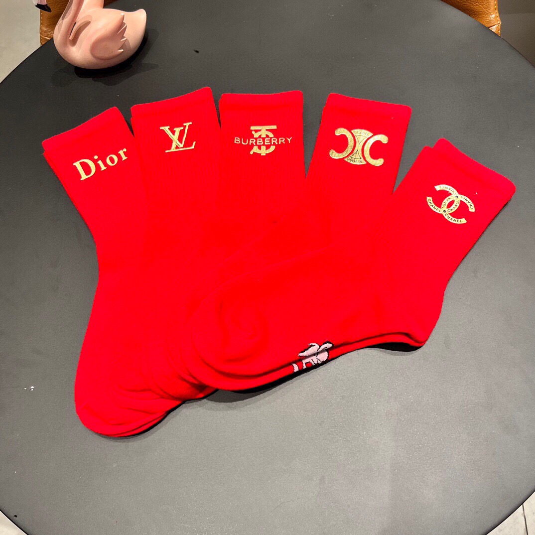 。 混款烫印2025新款经典红袜中长款堆堆袜袜子！一盒五双， 专柜同步筒款袜子，💛大牌出街，潮人必备🔥超