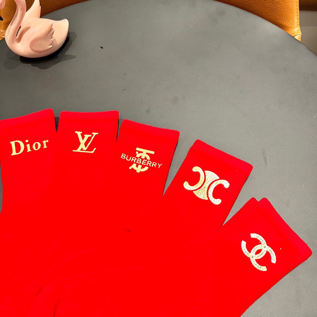 。 混款烫印2025新款经典红袜中长款堆堆袜袜子！一盒五双， 专柜同步筒款袜子，💛大牌出街，潮人必备🔥超