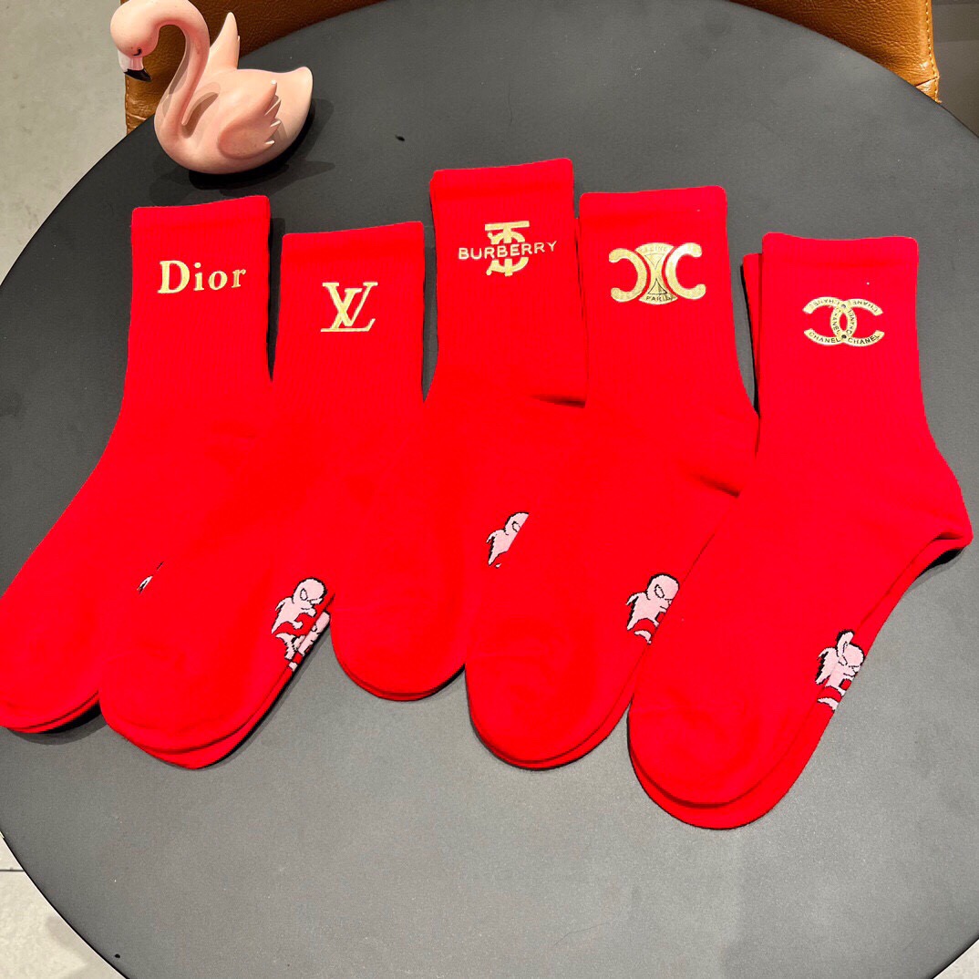 。 混款烫印2025新款经典红袜中长款堆堆袜袜子！一盒五双， 专柜同步筒款袜子，💛大牌出街，潮人必备🔥超