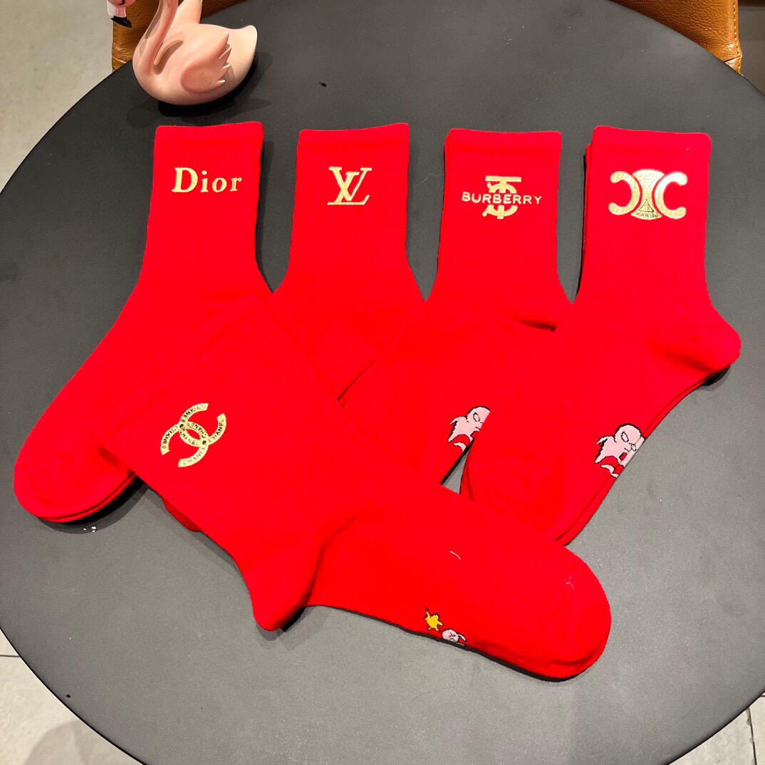 。 混款烫印2025新款经典红袜中长款堆堆袜袜子！一盒五双， 专柜同步筒款袜子，💛大牌出街，潮人必备🔥超