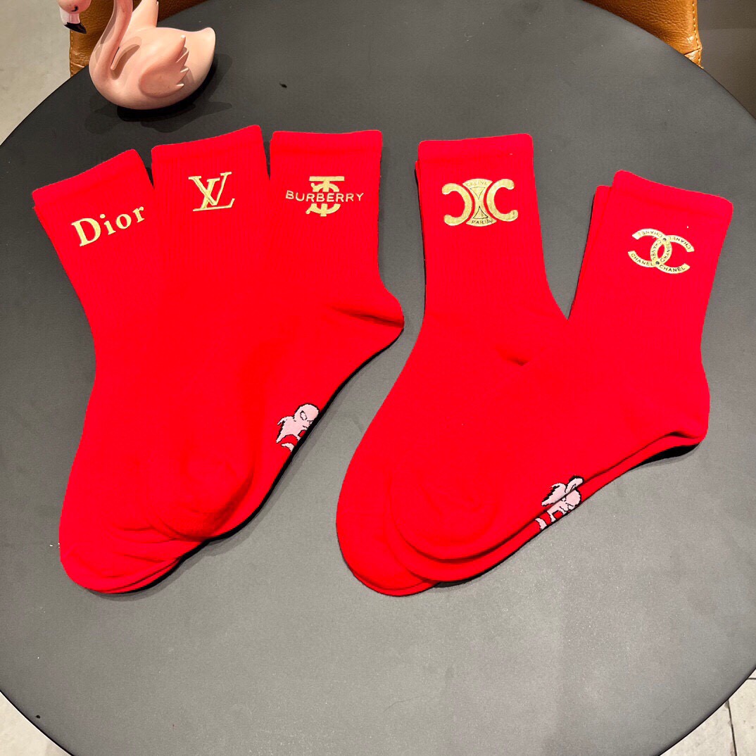 。 混款烫印2025新款经典红袜中长款堆堆袜袜子！一盒五双， 专柜同步筒款袜子，💛大牌出街，潮人必备🔥超