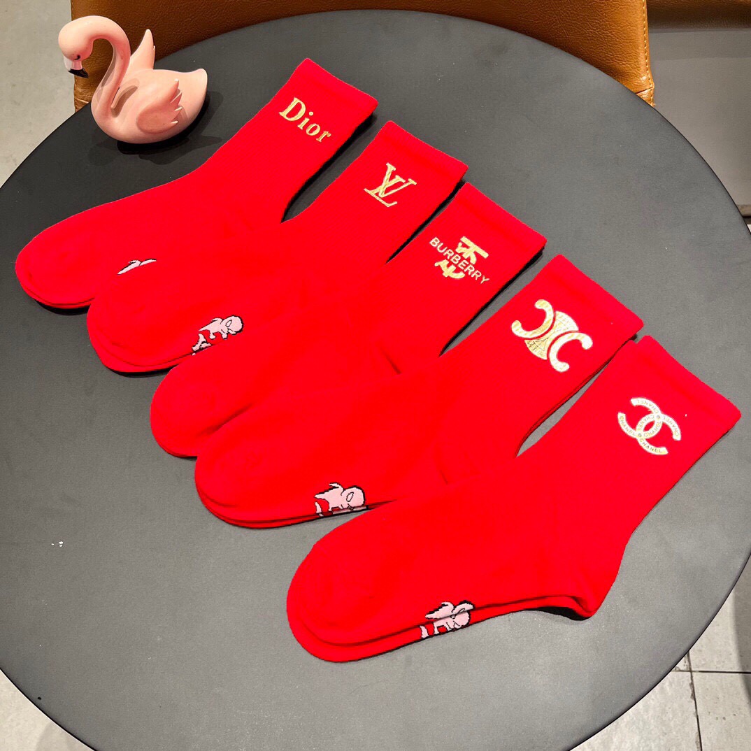 。 混款烫印2025新款经典红袜中长款堆堆袜袜子！一盒五双， 专柜同步筒款袜子，💛大牌出街，潮人必备🔥超
