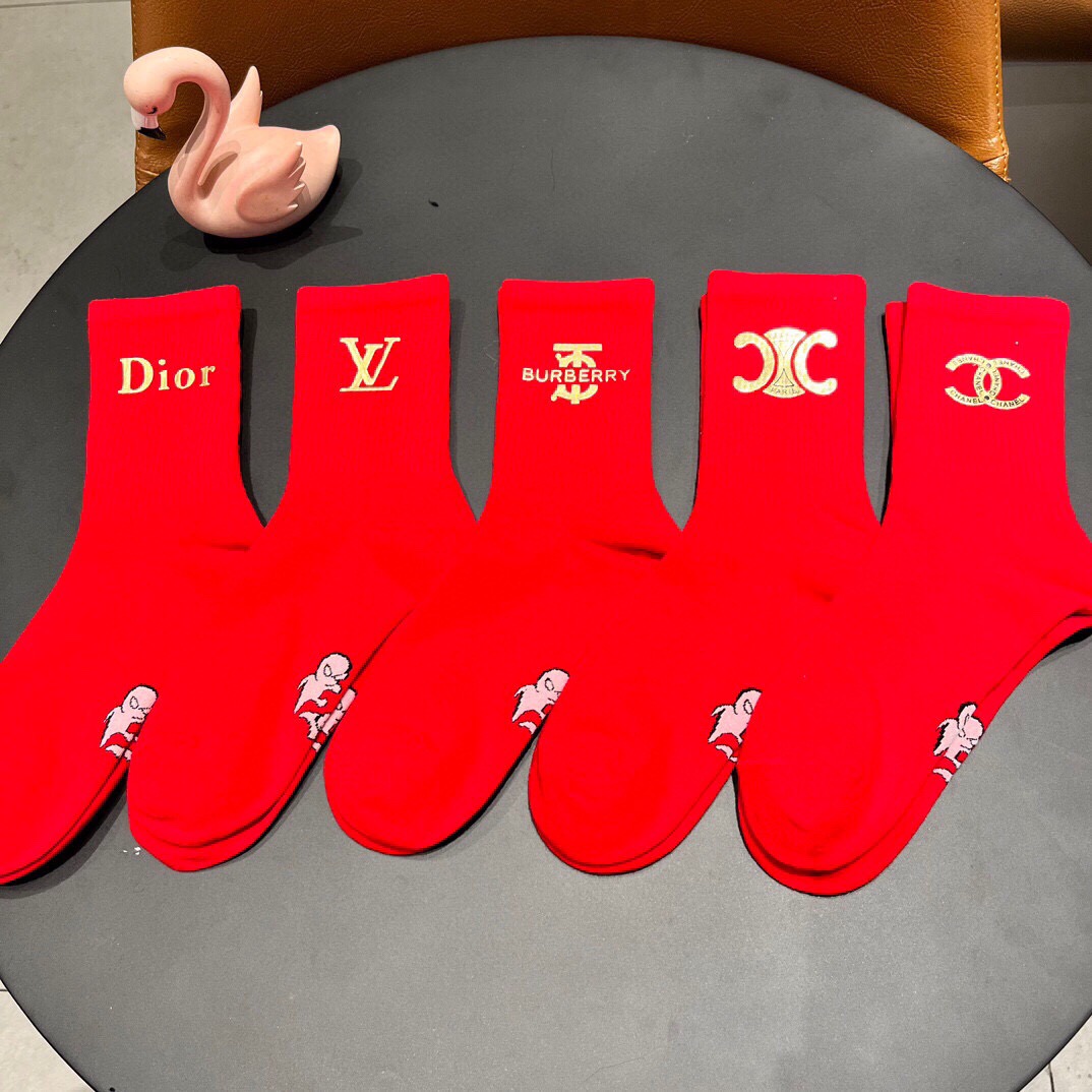 。 混款烫印2025新款经典红袜中长款堆堆袜袜子！一盒五双， 专柜同步筒款袜子，💛大牌出街，潮人必备🔥超