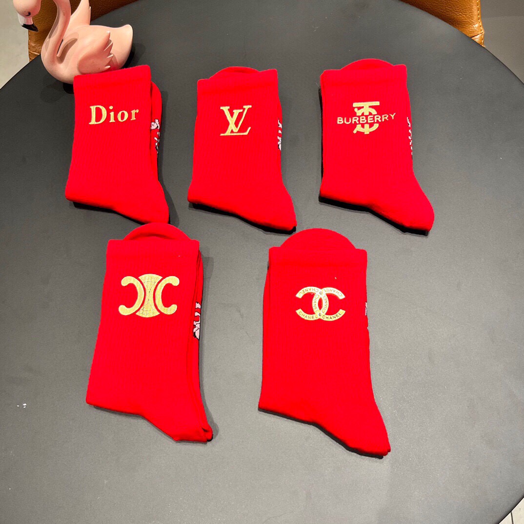 。 混款烫印2025新款经典红袜中长款堆堆袜袜子！一盒五双， 专柜同步筒款袜子，💛大牌出街，潮人必备🔥超