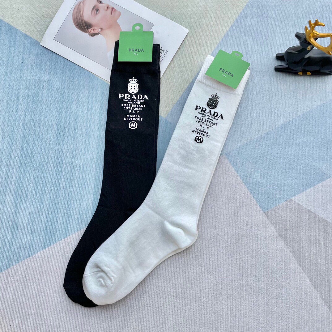 p65 配包装【一盒二双】pRADA普拉达❗️超级爆款网红袜子❗️p家官网同步提花字母小腿袜,ins明星网红推荐❗️火爆至极🔥纯棉材质,轻薄柔软透气,四季通用,欧美大牌街头必备🌟