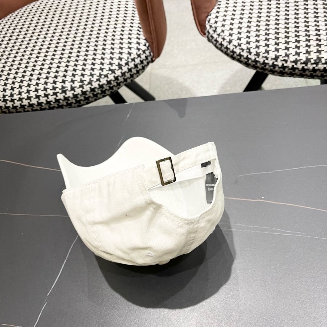 BALENCIAGA巴黎世家新款棒球帽，很酷的色系，男女佩戴都有不同style，巴黎粉必入款！