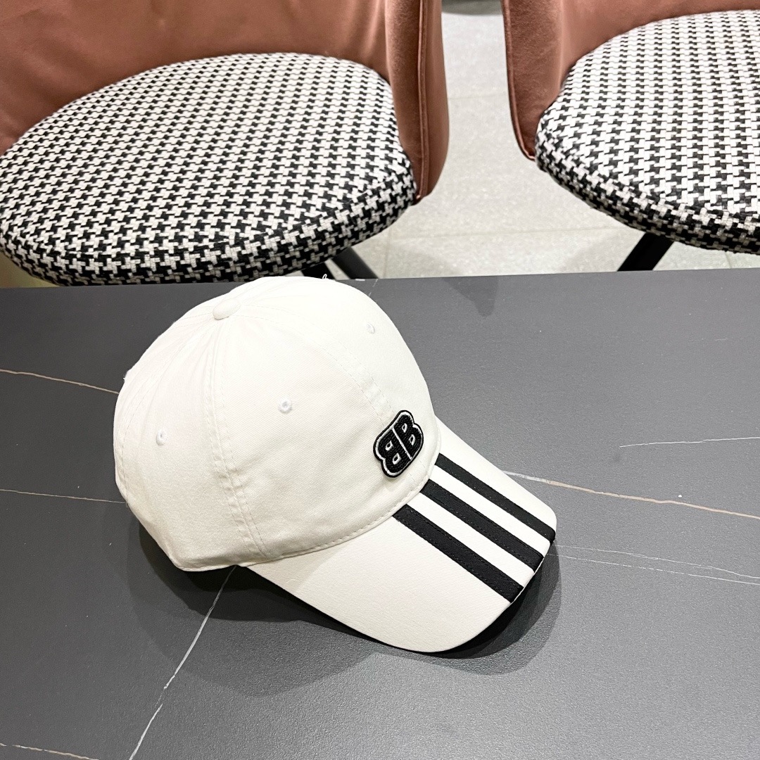 BALENCIAGA巴黎世家新款棒球帽，很酷的色系，男女佩戴都有不同style，巴黎粉必入款！