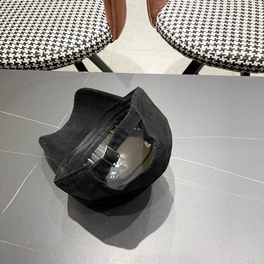BALENCIAGA巴黎世家新款棒球帽，很酷的色系，男女佩戴都有不同style，巴黎粉必入款！