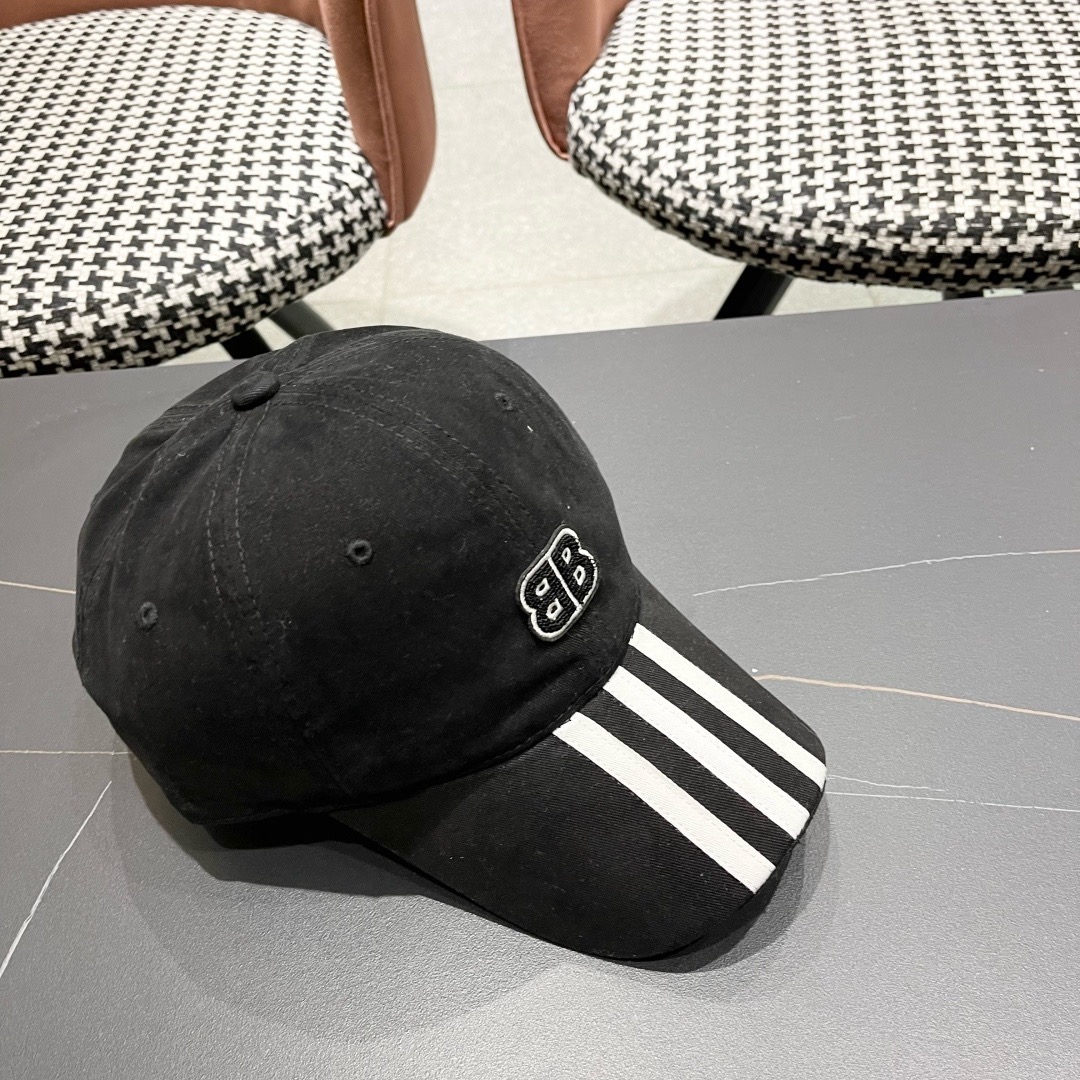 BALENCIAGA巴黎世家新款棒球帽，很酷的色系，男女佩戴都有不同style，巴黎粉必入款！