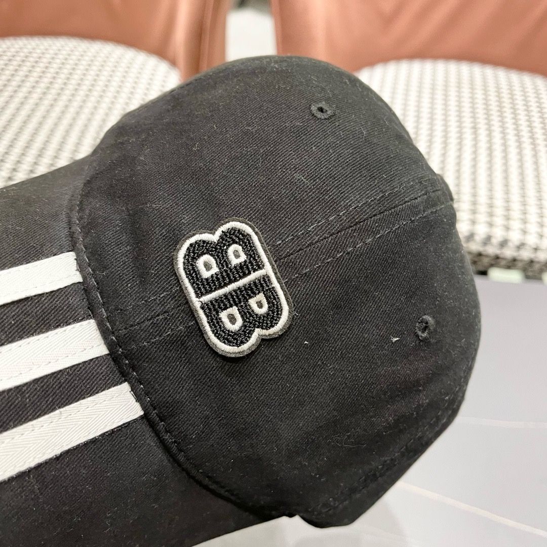 BALENCIAGA巴黎世家新款棒球帽，很酷的色系，男女佩戴都有不同style，巴黎粉必入款！