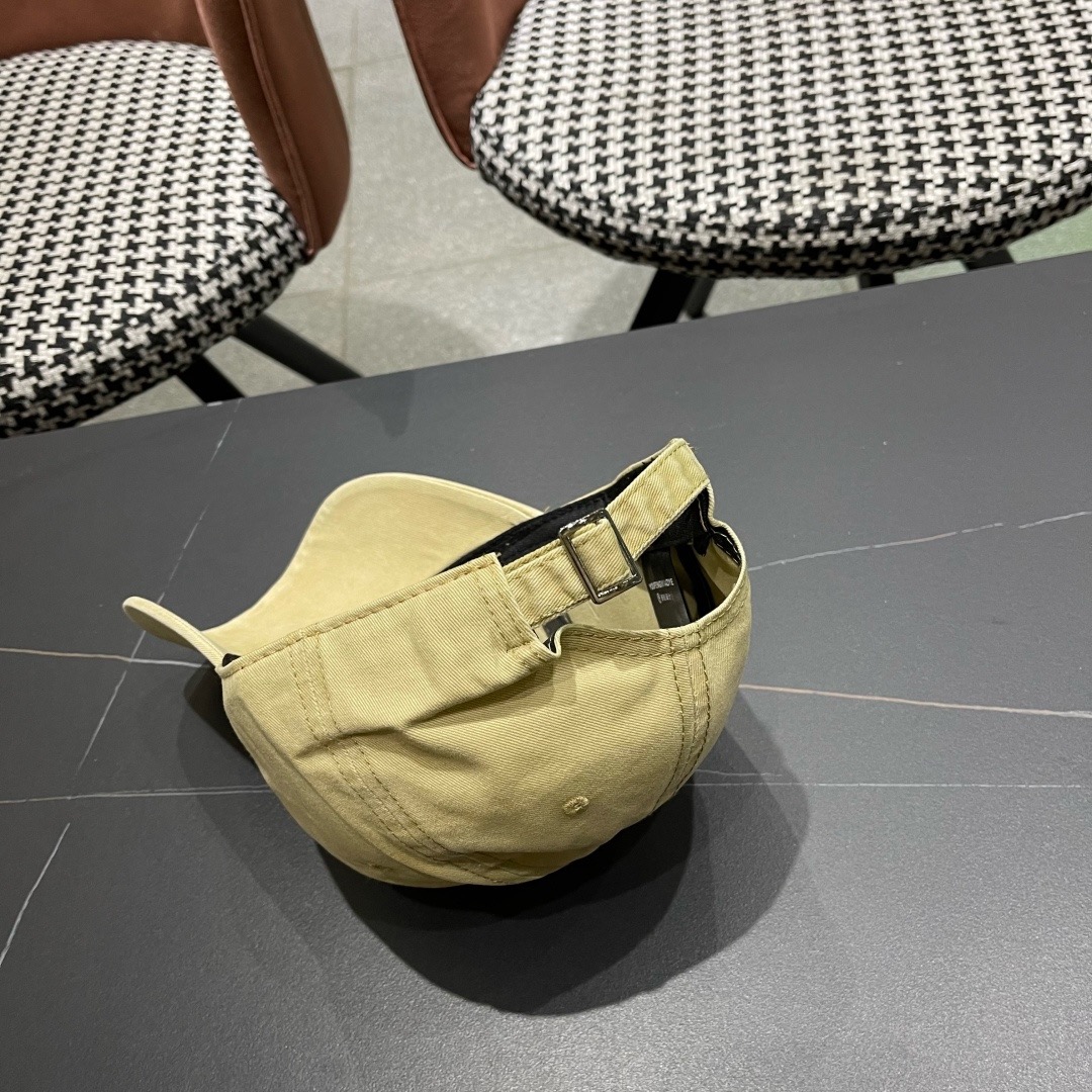 BALENCIAGA巴黎世家新款棒球帽，很酷的色系，男女佩戴都有不同style，巴黎粉必入款！