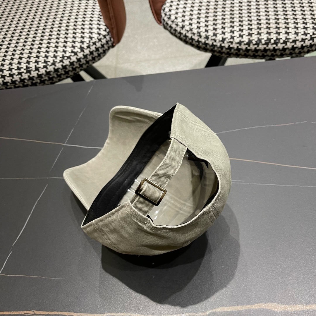 BALENCIAGA巴黎世家新款棒球帽，很酷的色系，男女佩戴都有不同style，巴黎粉必入款！