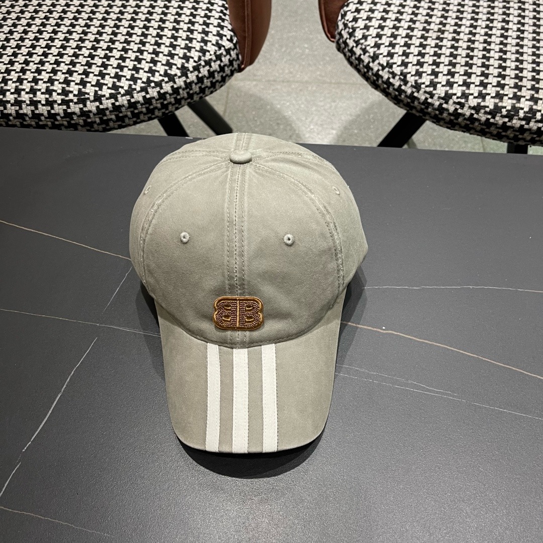 BALENCIAGA巴黎世家新款棒球帽，很酷的色系，男女佩戴都有不同style，巴黎粉必入款！