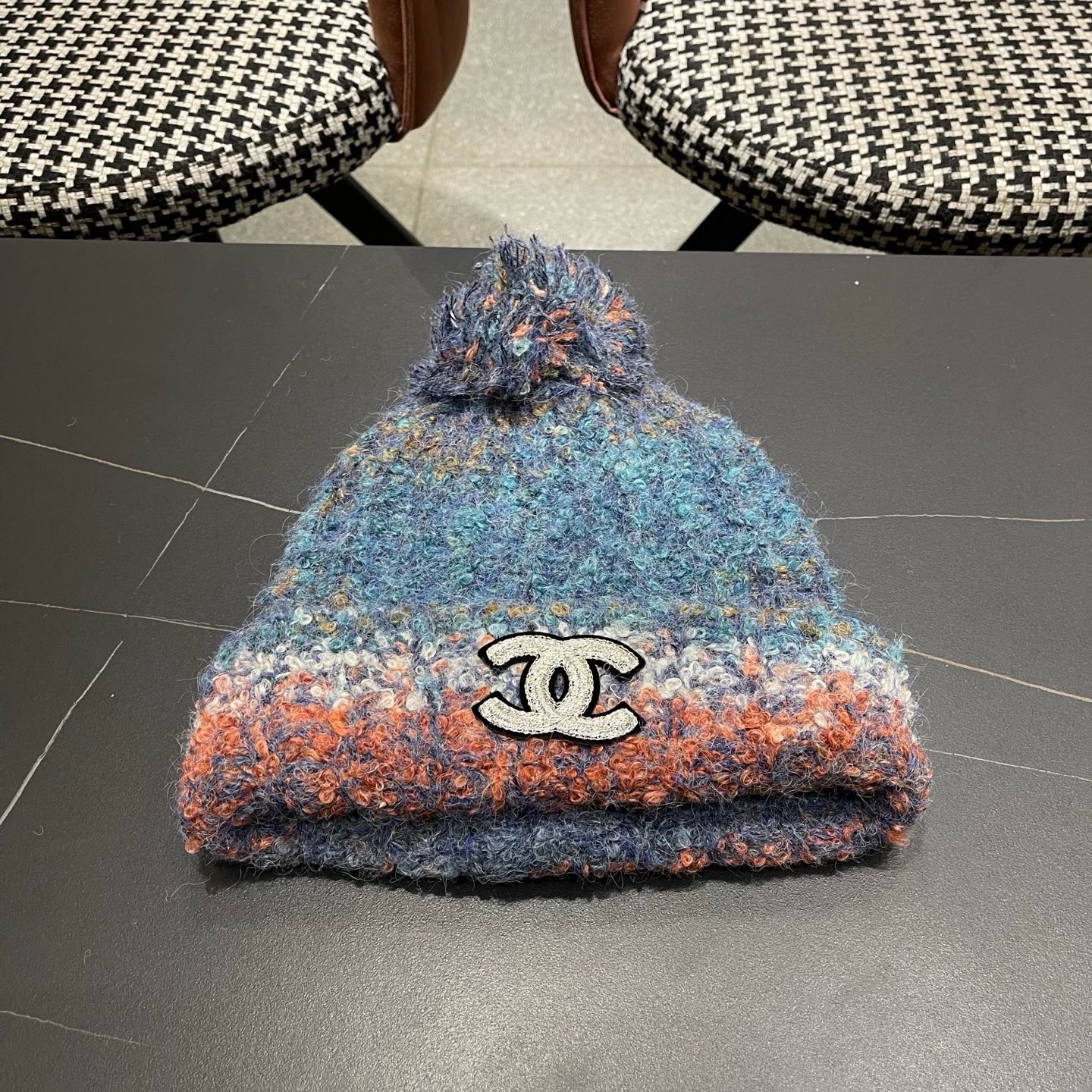 NO:643557,Chanel Chanel autumn and winter woolen hat recommended by internet celebrity fashion bloggers, Xiaohongshu hot style, super soft and comfortable knitted woolen hat with excellent elasticity!  Hats, bucket hats, baseball caps, knitted hats, hats, chanel, chanel, espadrilles, hats19860909Chanel香奈儿秋冬网红时尚博主推荐款毛线帽,小红书爆款,手感超柔软舒适的针织线帽,弹性极佳！ 帽子渔夫帽棒球帽针织帽,帽子,chanel,chanel,espadrilles,hats,hat