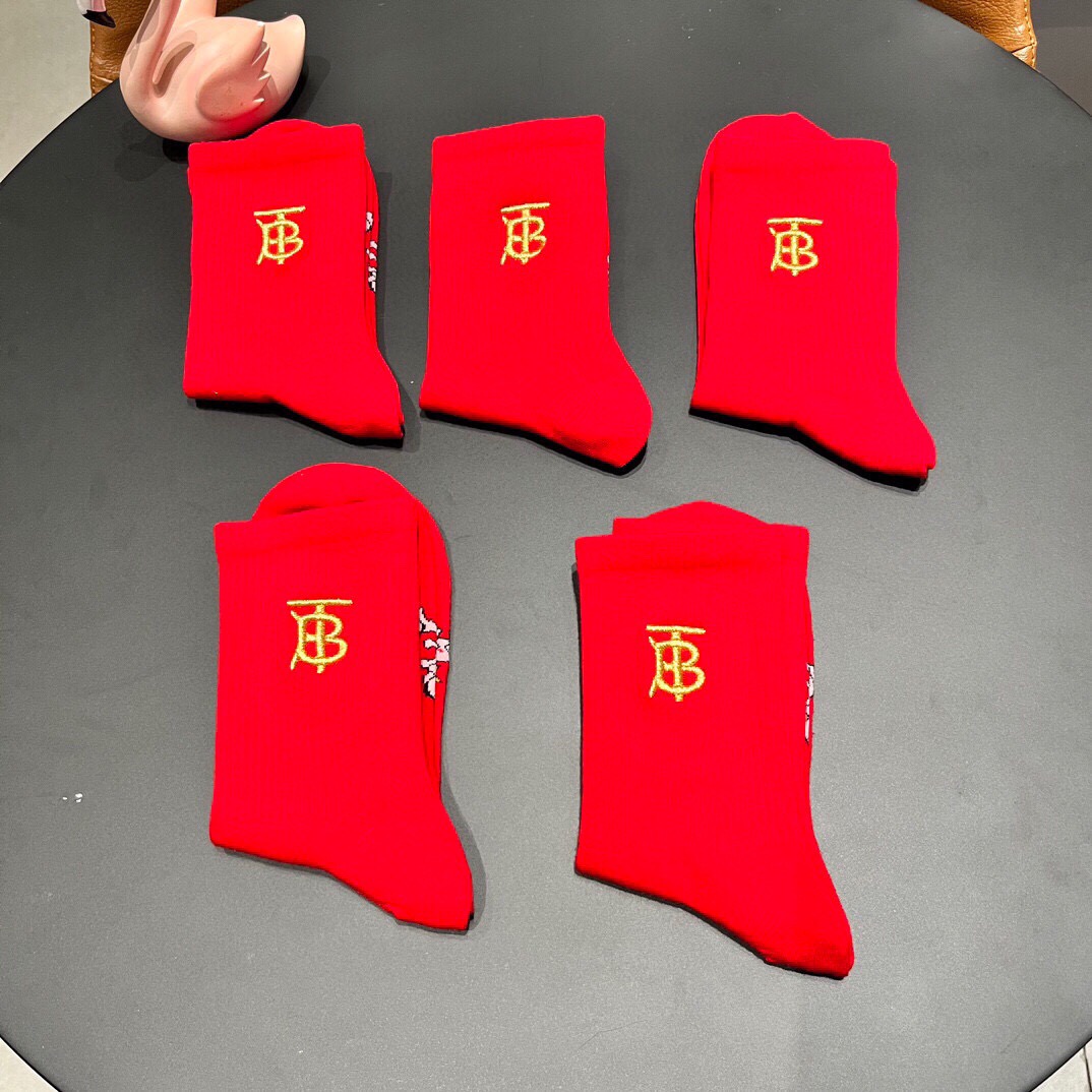 。 巴宝莉Burberry2025新款经典红袜中长款堆堆袜袜子！一盒五双， 专柜同步筒款袜子，💛大牌出街