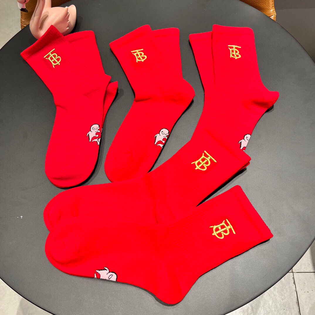 。 巴宝莉Burberry2025新款经典红袜中长款堆堆袜袜子！一盒五双， 专柜同步筒款袜子，💛大牌出街