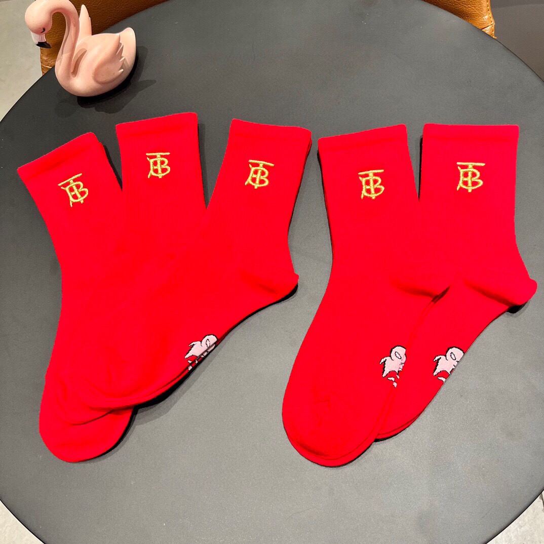 。 巴宝莉Burberry2025新款经典红袜中长款堆堆袜袜子！一盒五双， 专柜同步筒款袜子，💛大牌出街
