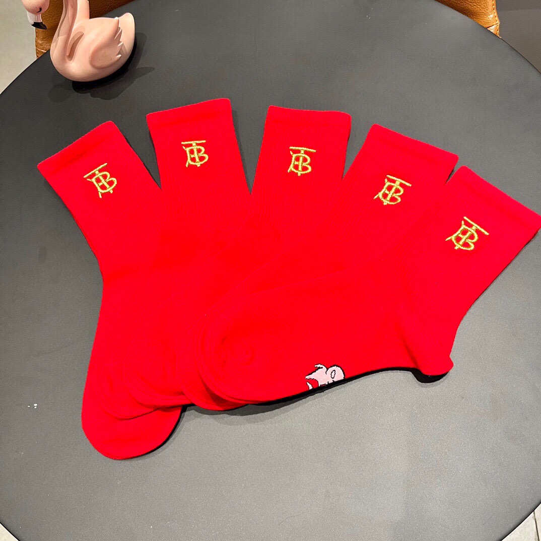 。 巴宝莉Burberry2025新款经典红袜中长款堆堆袜袜子！一盒五双， 专柜同步筒款袜子，💛大牌出街
