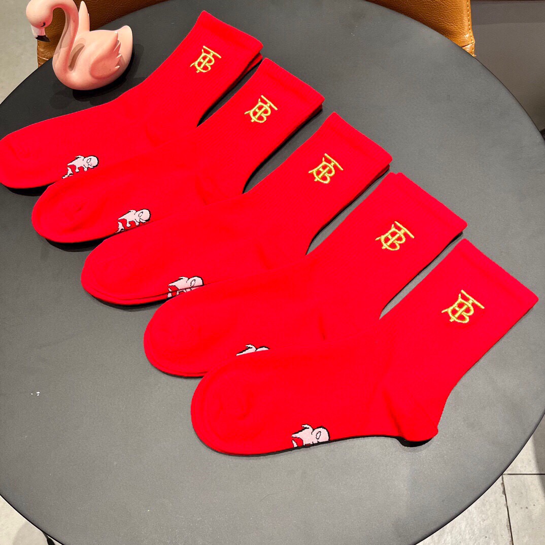 。 巴宝莉Burberry2025新款经典红袜中长款堆堆袜袜子！一盒五双， 专柜同步筒款袜子，💛大牌出街