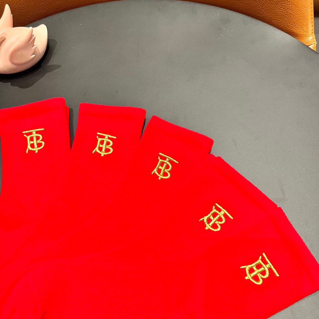 。 巴宝莉Burberry2025新款经典红袜中长款堆堆袜袜子！一盒五双， 专柜同步筒款袜子，💛大牌出街