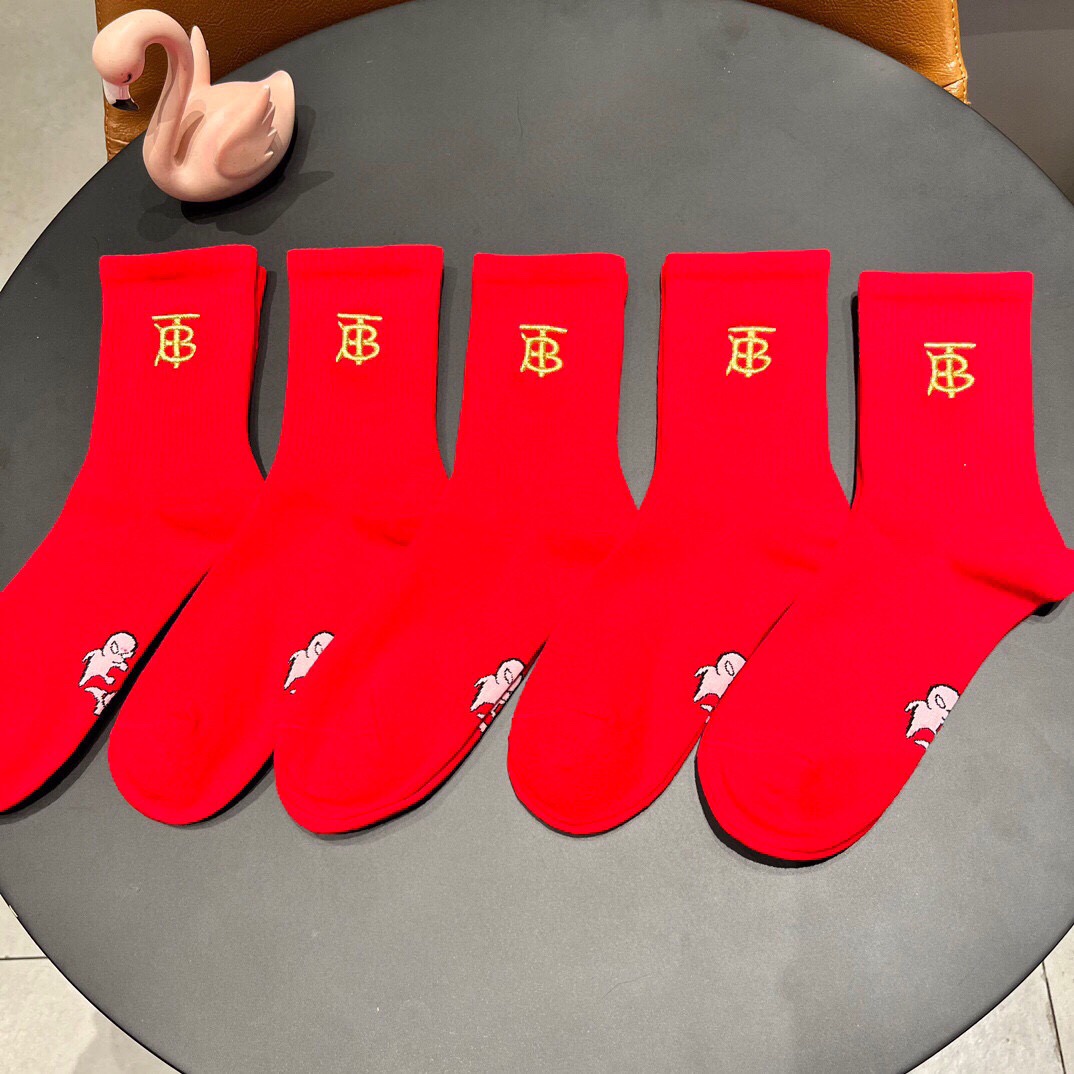 。 巴宝莉Burberry2025新款经典红袜中长款堆堆袜袜子！一盒五双， 专柜同步筒款袜子，💛大牌出街