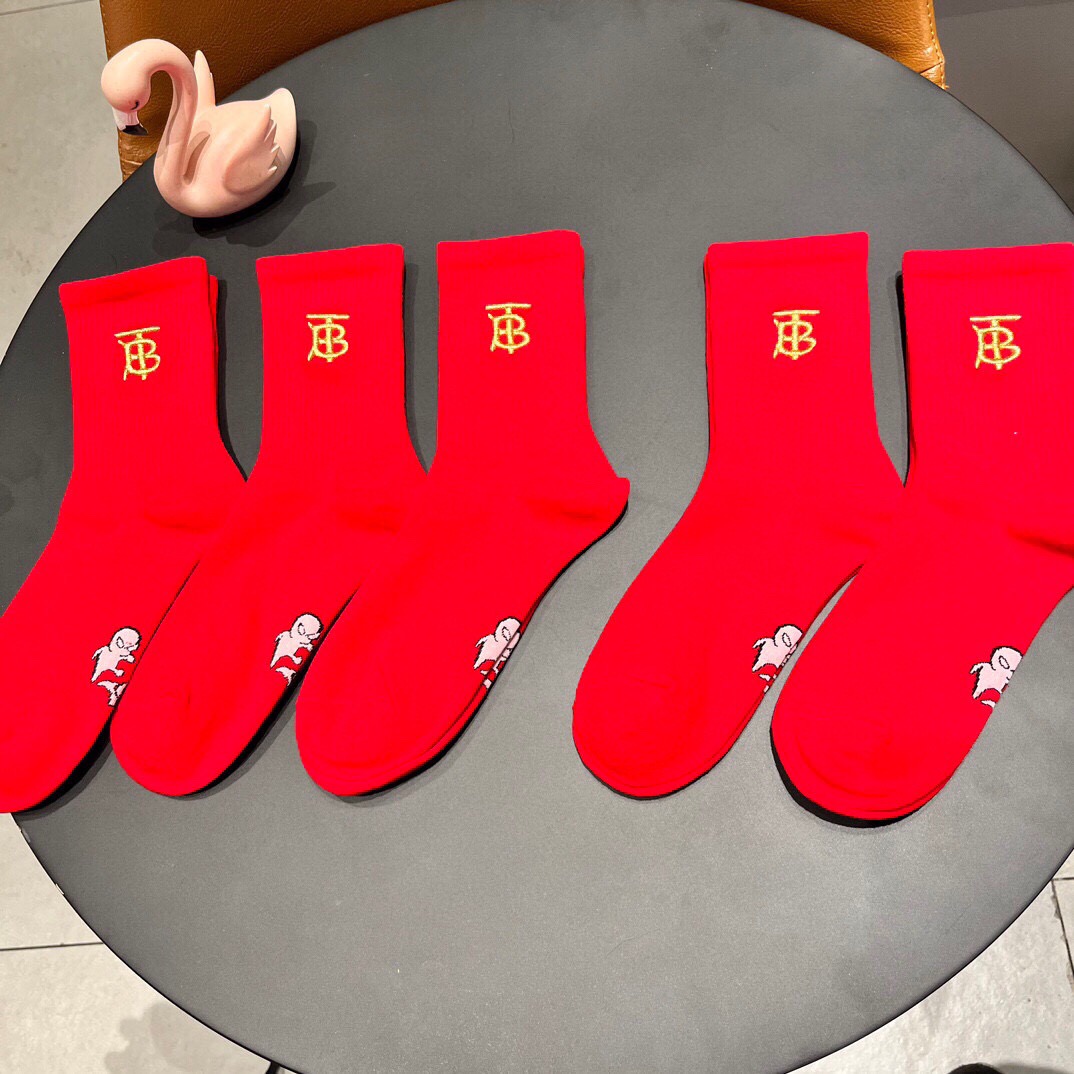 。 巴宝莉Burberry2025新款经典红袜中长款堆堆袜袜子！一盒五双， 专柜同步筒款袜子，💛大牌出街
