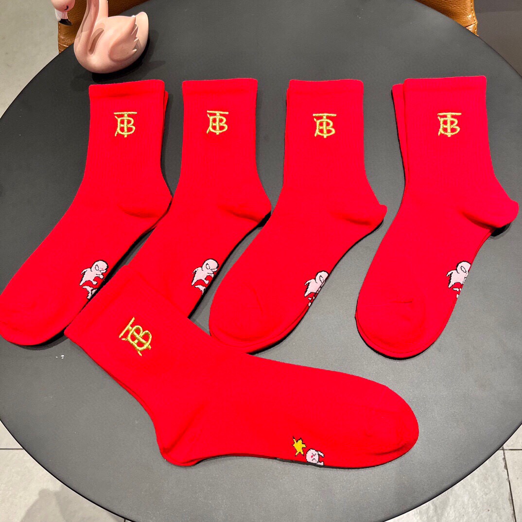 。 巴宝莉Burberry2025新款经典红袜中长款堆堆袜袜子！一盒五双， 专柜同步筒款袜子，💛大牌出街