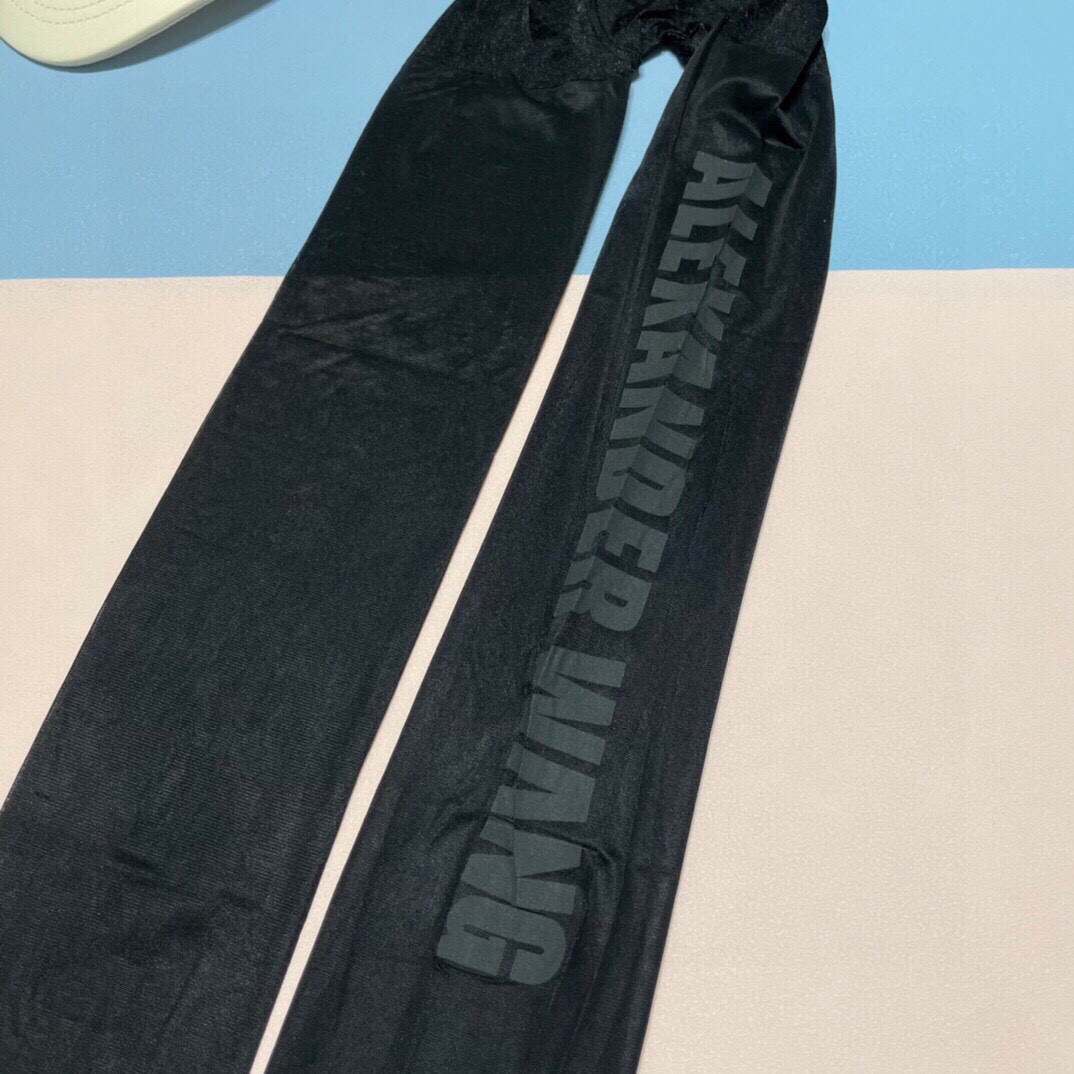 配包装【一盒三双】 GUCCI古奇2025新款刺绣袜子！专柜同步筒袜袜子，💛大牌出街，网红爆款！潮人必备