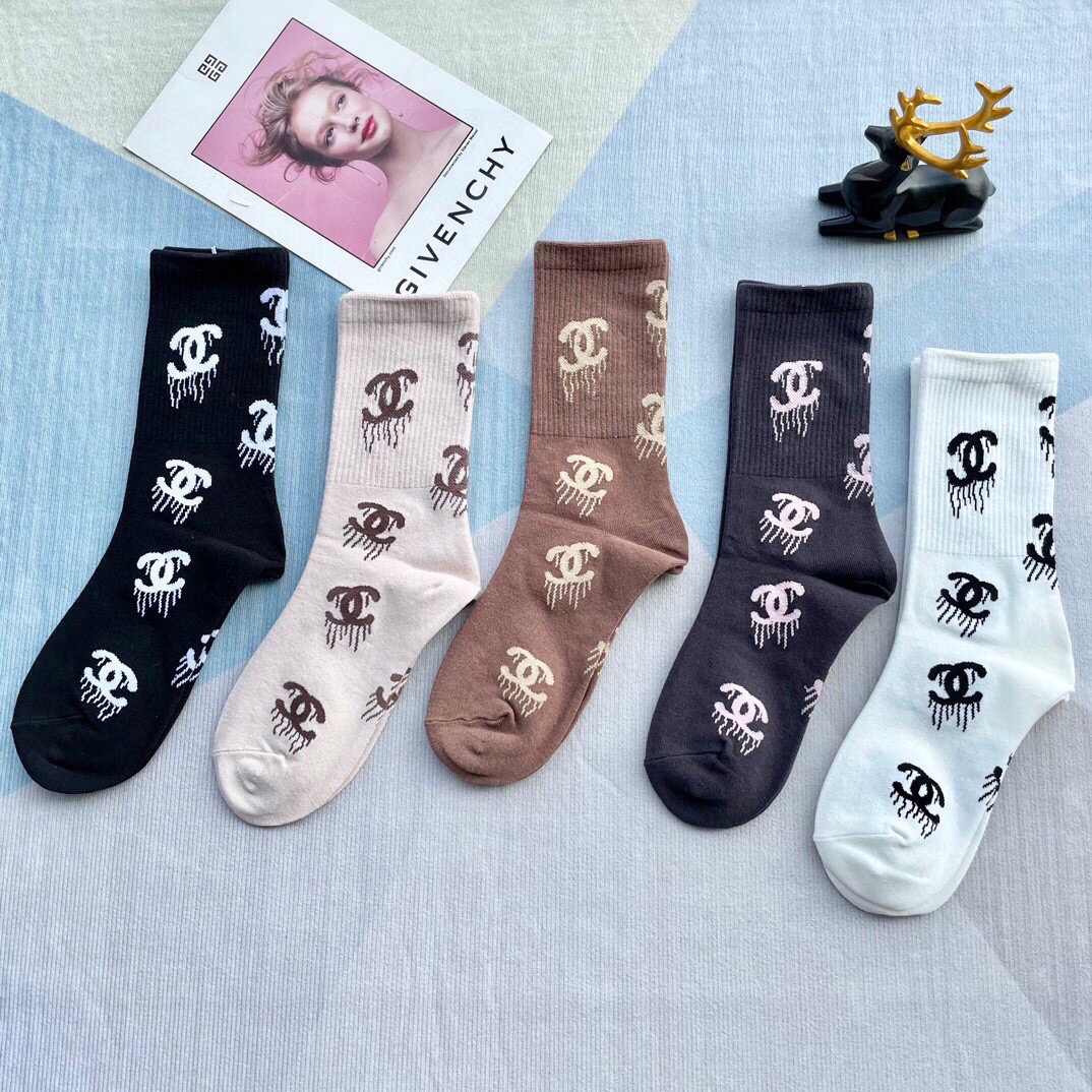 Chanel（香奈儿）新款经典中长款饰品袜堆堆袜袜子！一盒5双， 专柜同步筒款袜子，💛大牌出街，潮人必备