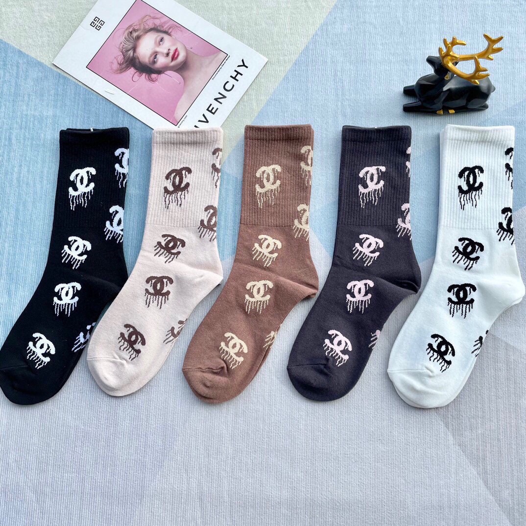 Chanel（香奈儿）新款经典中长款饰品袜堆堆袜袜子！一盒5双， 专柜同步筒款袜子，💛大牌出街，潮人必备
