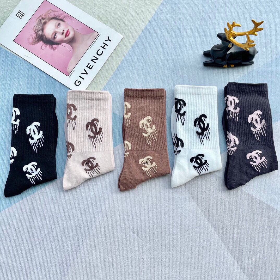 Chanel（香奈儿）新款经典中长款饰品袜堆堆袜袜子！一盒5双， 专柜同步筒款袜子，💛大牌出街，潮人必备