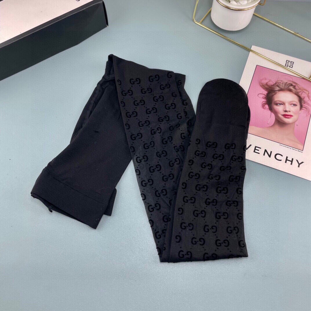 GUcci古奇 出口日本砖柜的植绒字母丝袜...对版字母，对版植绒印花，纯正正货，我相信每个妹子都会需要