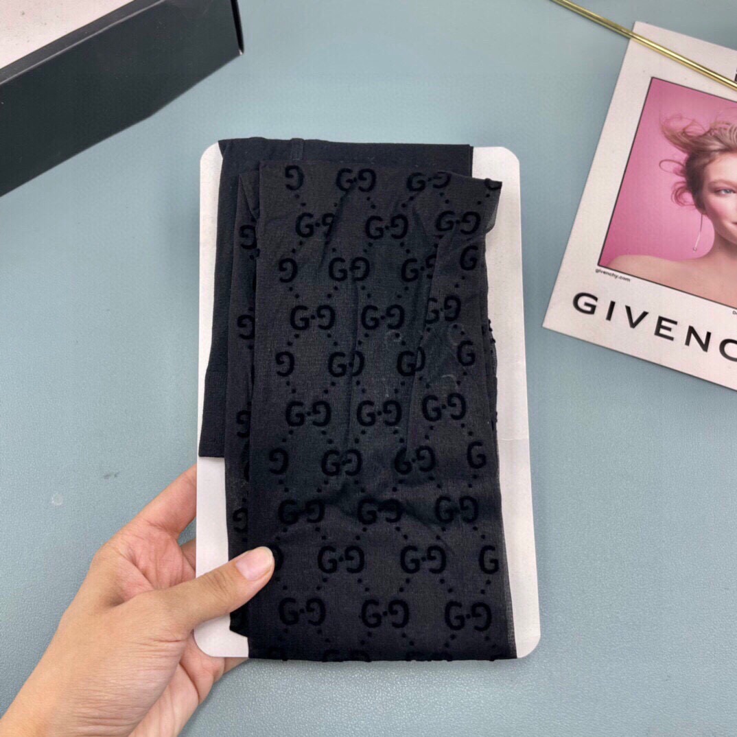 GUcci古奇 出口日本砖柜的植绒字母丝袜...对版字母，对版植绒印花，纯正正货，我相信每个妹子都会需要