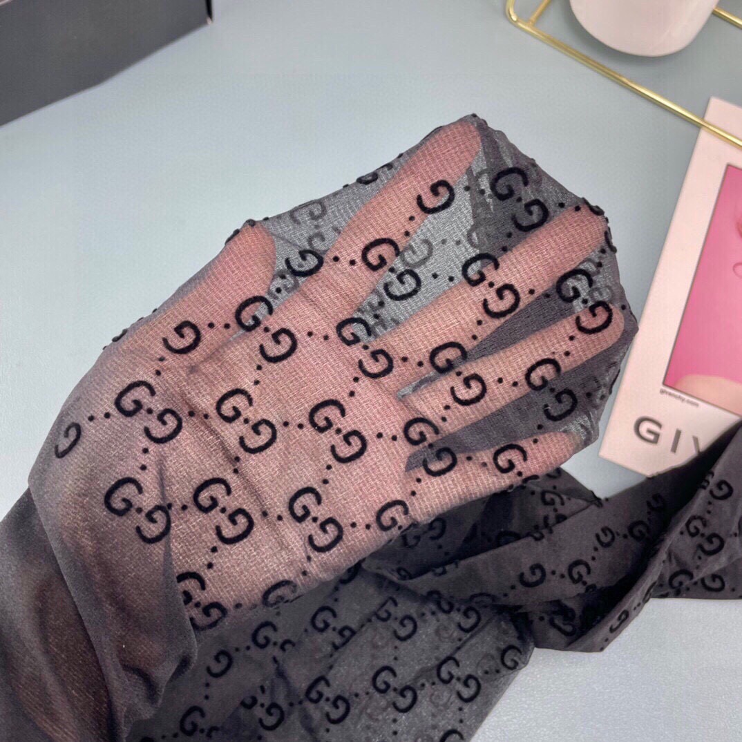 GUcci古奇 出口日本砖柜的植绒字母丝袜...对版字母，对版植绒印花，纯正正货，我相信每个妹子都会需要