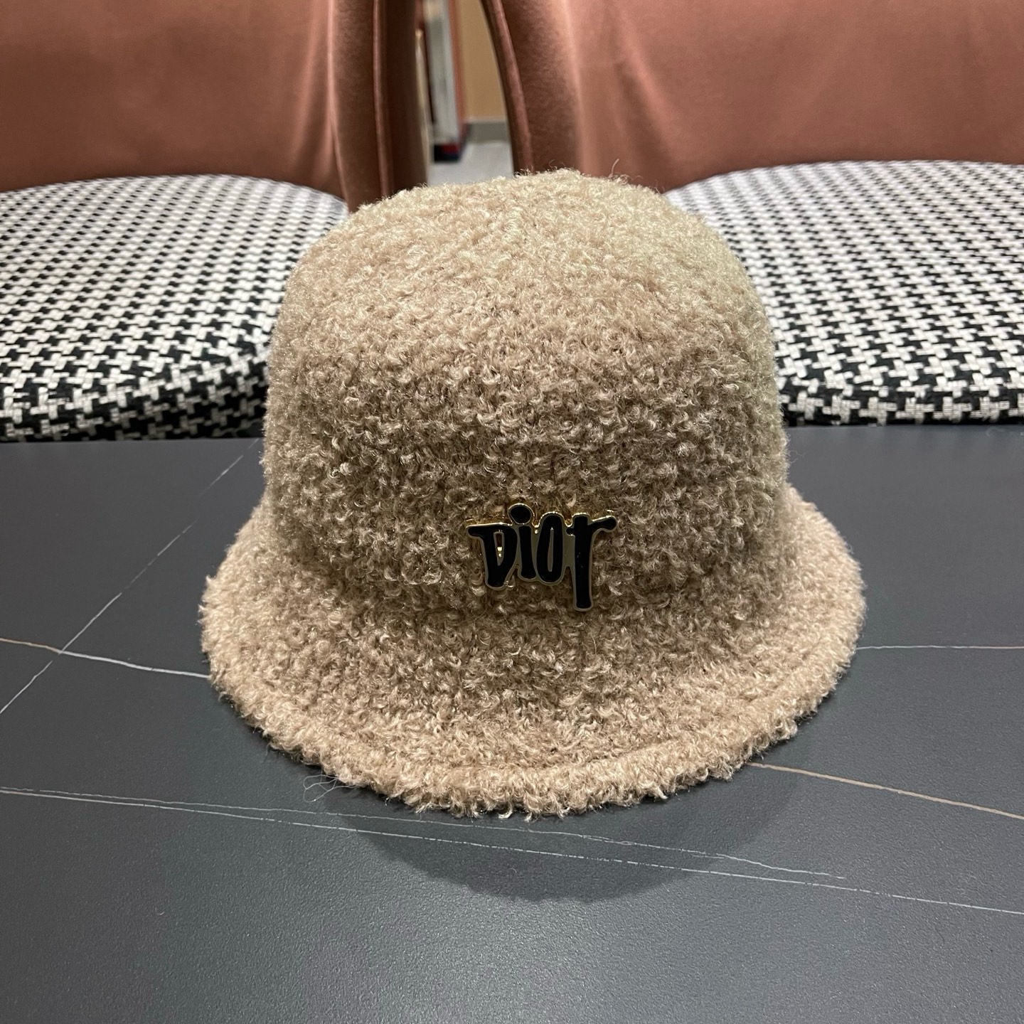 NO:643437,Dior knitted plush bucket hat for women in autumn and winter fashion versatile warm ear protection sherpa basin hat bucket hat baseball cap knitted hat, hat, dior, espadrilles, hats19860909迪奥 针织毛绒渔夫帽女秋冬季时尚百搭保暖护耳羊羔绒盆帽帽子渔夫帽棒球帽针织帽,帽子,dior,espadrilles,hats,hat