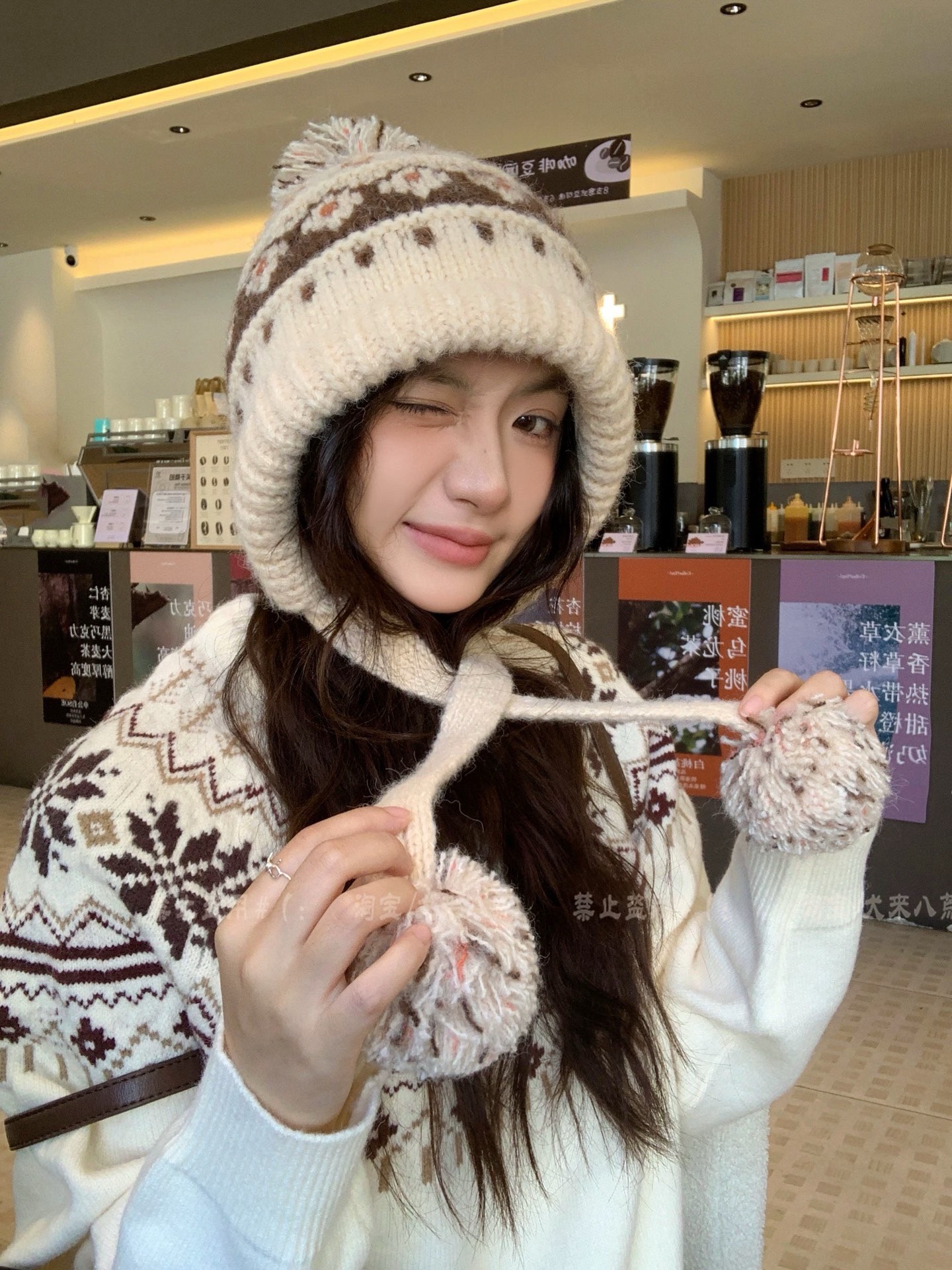NO:643443,Dior autumn and winter ethnic style pom-pom knitted woolen hat for women showing face, small ear protection, keeping warm and cold-proof, Baotou Lei Feng hat, fisherman hat, baseball cap, knitted hat, hat, dior, dior, espadrilles, hats19860909迪奥Dior 秋冬季民族风绒球针织毛线帽子女显脸小护耳保暖防寒包头雷锋帽子帽子渔夫帽棒球帽针织帽,帽子,dior,dior,espadrilles,hats,hat