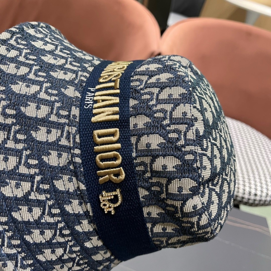 迪奥Dior😍官网最新迪奥logo渔夫帽，防晒指数超高，可随意折叠，携带方便🤗