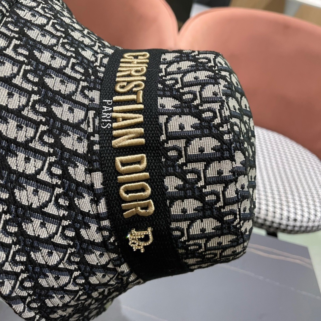 迪奥Dior😍官网最新迪奥logo渔夫帽，防晒指数超高，可随意折叠，携带方便🤗