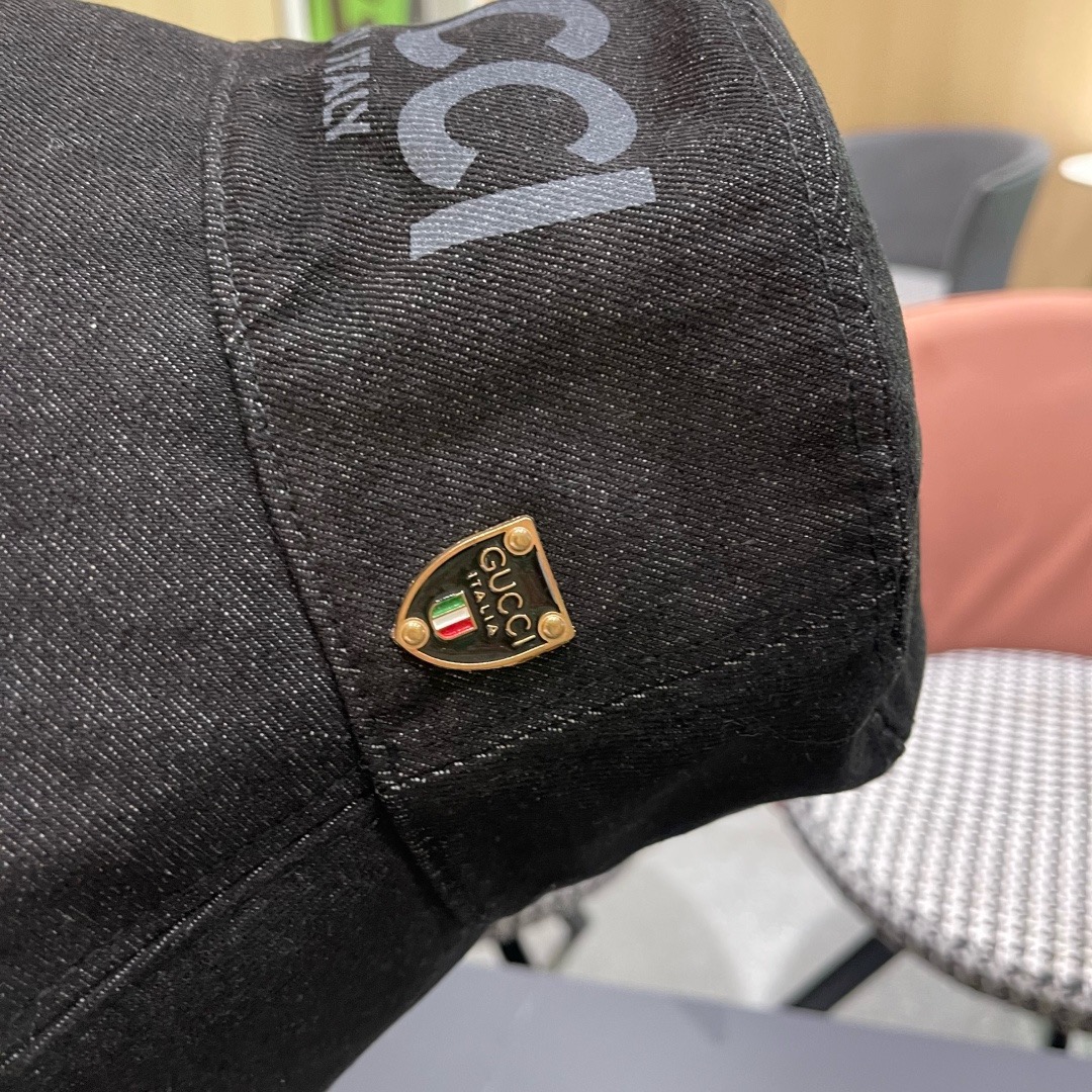 渔夫帽GUCCI🧢原单品质火爆来袭 🔥🎩 工艺非常精美 高档大气上档次！低调奢华，方便携带！跑量！